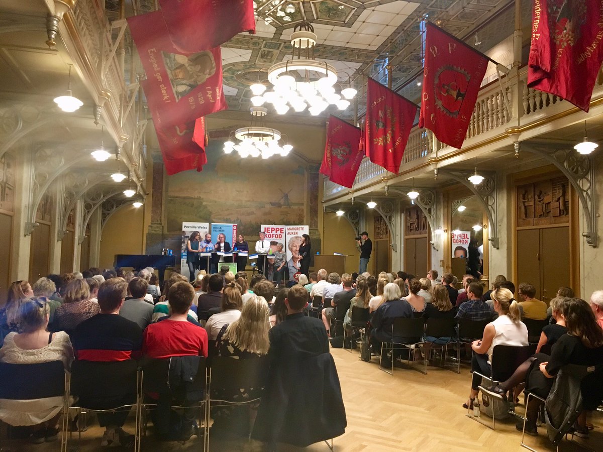 ChristianeFrom's tweet photo. Hvad kan samle 160 danskere indendøre en lun sommeraften som denne? Demokratiet.

6 dage fra nu skal krydset sættes til EP-valget. Et historisk vigtigt ét af slagsen. Det fordrer demokratisk samtale - den tager vi her, hvor gør du? 

@AOFDanmark @FritForum 
#epdk19 #dkpol https://t.co/oIAbpkTiUH