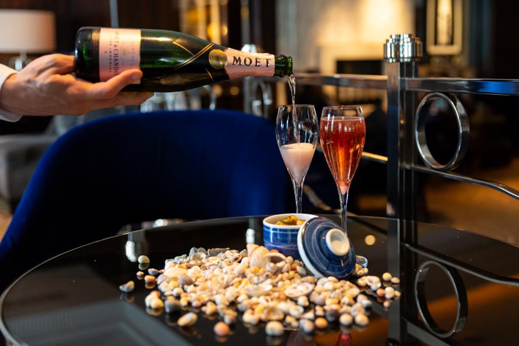 WestburyMayfair's tweet image. Champagne sparkles most brightly when it’s enjoyed at The Polo Bar, paired with our canapé inspired by Chelsea Flower Show! 
#mustbemoet #moetimperial #moetrose #moetmoment #polobarmayfair #MIcocktail #cocktails #champagne #chelseaflowershow #chelseainbloom
@Moet_UK @The_RHS