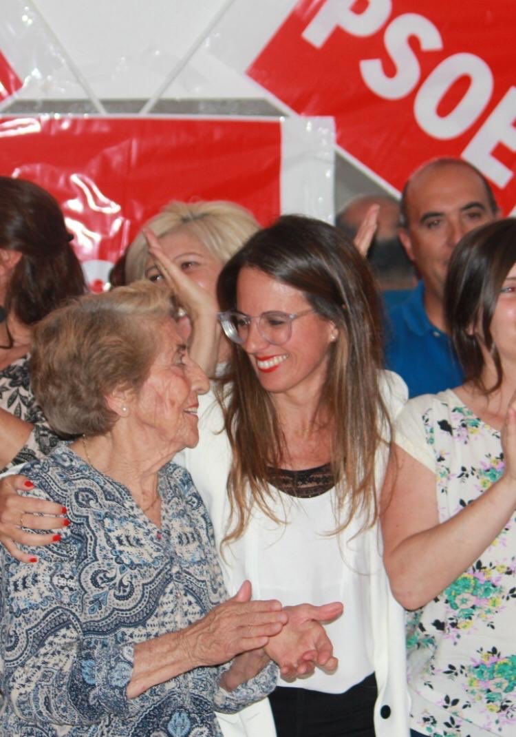Nataliayamonte's tweet photo. El pasado abriéndole paso al futuro. 

Es un placer aprender de personas tan sabias como Herminia, una de las primeras mujeres concejalas en el Ayuntamiento de Ayamonte en tiempos de democracia.

Figura referente cómo mujer, política y luchadora incansable.

¡Gracias Herminia! 👏🏽 https://t.co/3KB07Koklq