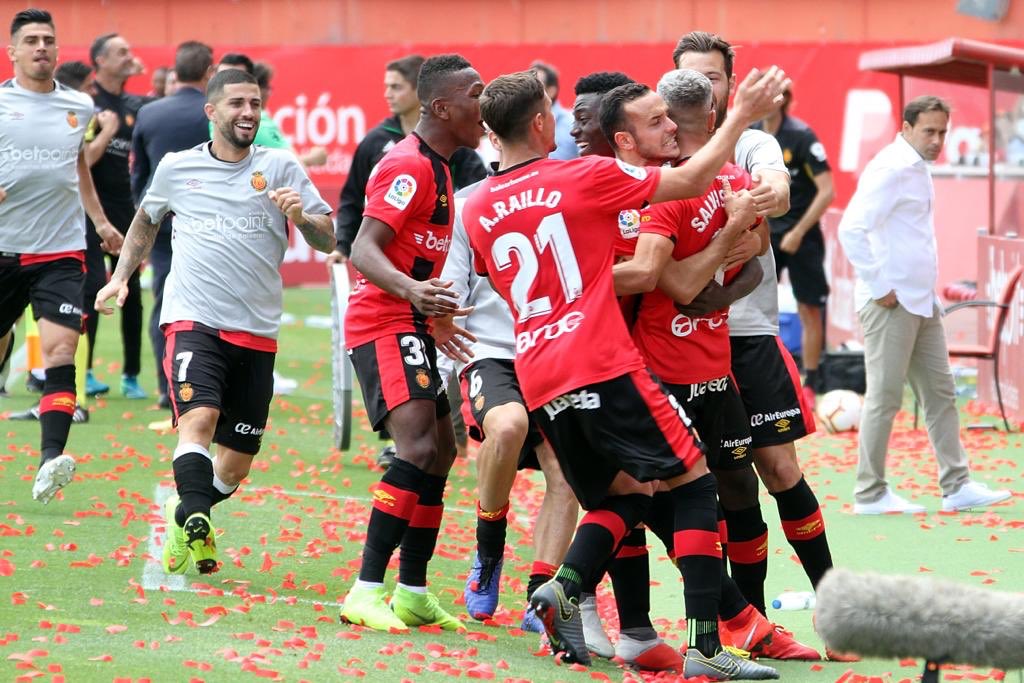 Un honor recibir este premio de manos de una leyenda del <a href="/RCD_Mallorca/">RCD Mallorca</a> <a href="/engo23/">vi engo mate</a> 🙏🏻 Feliz por la victoria y por el gol! 💥🔴⚫️ SEGUIMOS!! #SomelMallorca #todsjuntos #equipazo #graciasportodo #domingoperfecto