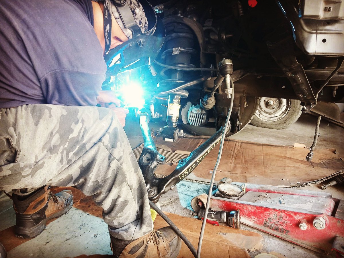 extreme_resto's tweet photo. Finishing up frame work on dis 2017 Chevy Silverado #welding #welder #fabrication #weldernation #weld #weldlife #art #metal #frame #suspension #work #machinist #sheetmetalworker #sheetmetal #fabrication #auto #autobody #collision #restoration #custombodywork #custombuilds #torch https://t.co/I8Zig5Z3t8