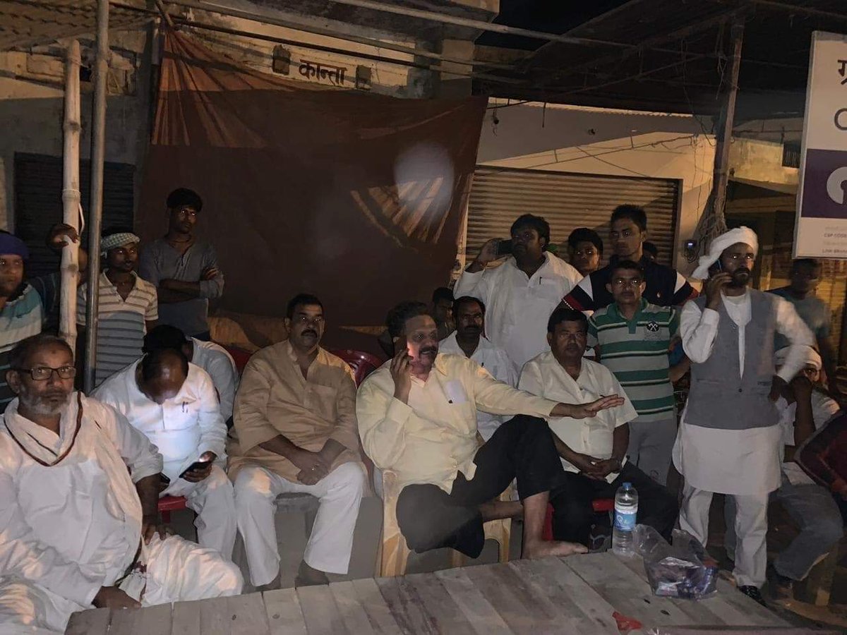 MukhtarAnsari09's tweet image. उसूलों पे जहाँ आँच आये टकराना ज़रूरी है
जो ज़िन्दा हों तो फिर ज़िन्दा नज़र आना ज़रूरी है!

ExitPoll के झूठे दावे सच करने के लिए बेईमानी शुरू हो गयी है,
#ग़ाज़ीपुर में EVMचोरी मामला सामने आने के बाद गठबंधन प्रत्याशी Afzal Ansari अपने समर्थको के साथ धरने पर बैठ गए हैं
#AfzalAnsari