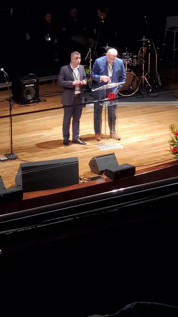 Farruda's tweet photo. @timkellernyc How are you tweeting while you are preaching? https://t.co/6oNrZSmaU9