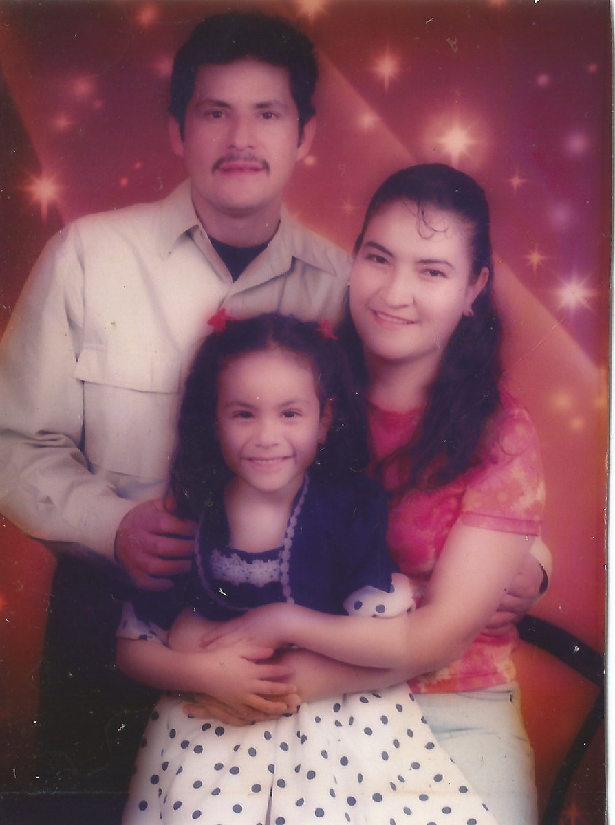 Mawizaa's tweet image. We crossed dangerous borders for this! ❤️ We did it mom and dad😘 #daca #firstgenerationgraduate #dreamer #educatedlatinas