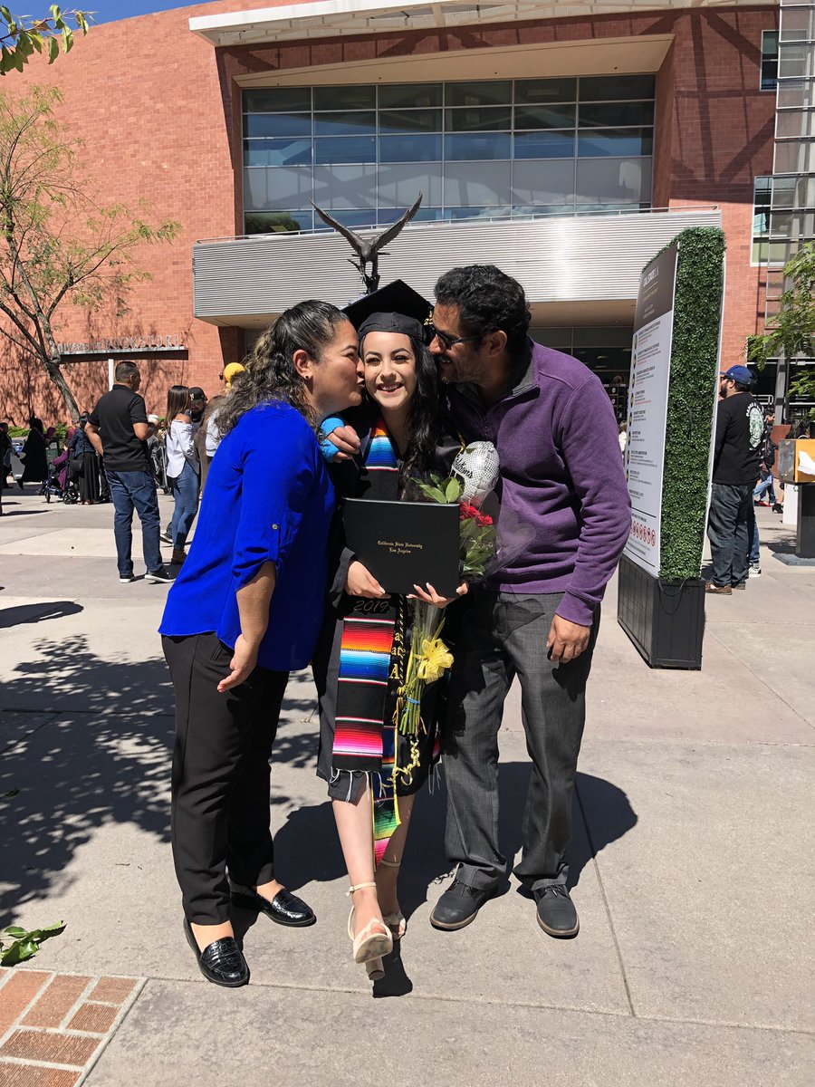 Mawizaa's tweet image. We crossed dangerous borders for this! ❤️ We did it mom and dad😘 #daca #firstgenerationgraduate #dreamer #educatedlatinas