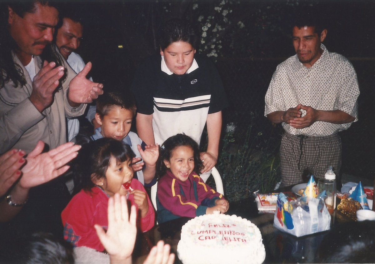 Mawizaa's tweet image. We crossed dangerous borders for this! ❤️ We did it mom and dad😘 #daca #firstgenerationgraduate #dreamer #educatedlatinas