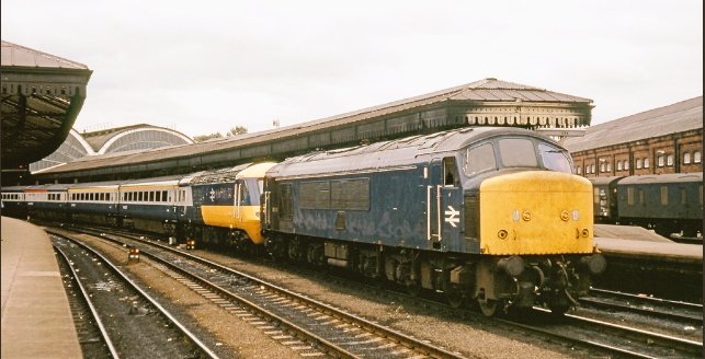 RailwayCentral's tweet image. 🎶🎵🎶 "With a Little Help from My Friends" 🎶🎵🎶.... #Class46 giving a #InterCity125 set a helping hand through #York c09/81.... 📸#DavidRVickers Source #53AModelsOfHullCollection.... #LastoftheHST's.... @RailwayCentral