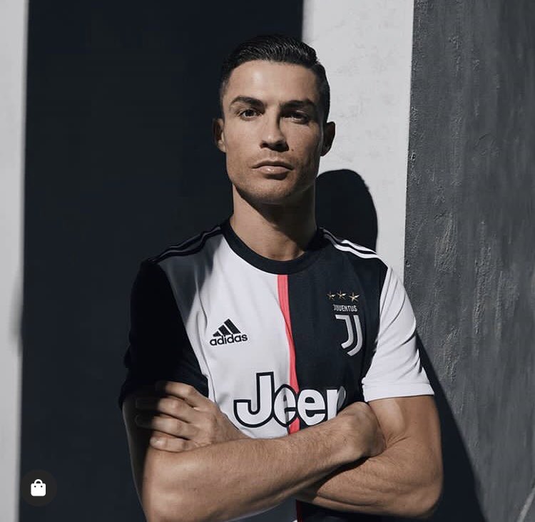 Nouvelle saison 2019/2020 🇮🇹⚽️ Collection Juventus Turin disponible 🚀 Ça se passe sur ton e-shop #Footkorner.com 🗣 Viens t’équiper pour cet été 🏖☀️| #juventus #forzajuventus