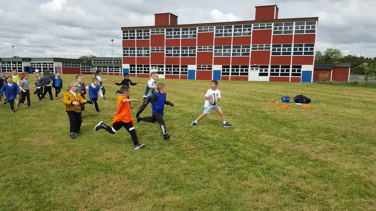 HuntersEco's tweet photo. Rugby with Darren from Dalziel 🏈🏈🏈 #healthweek @LawmuirPS https://t.co/q69mGFEr1N