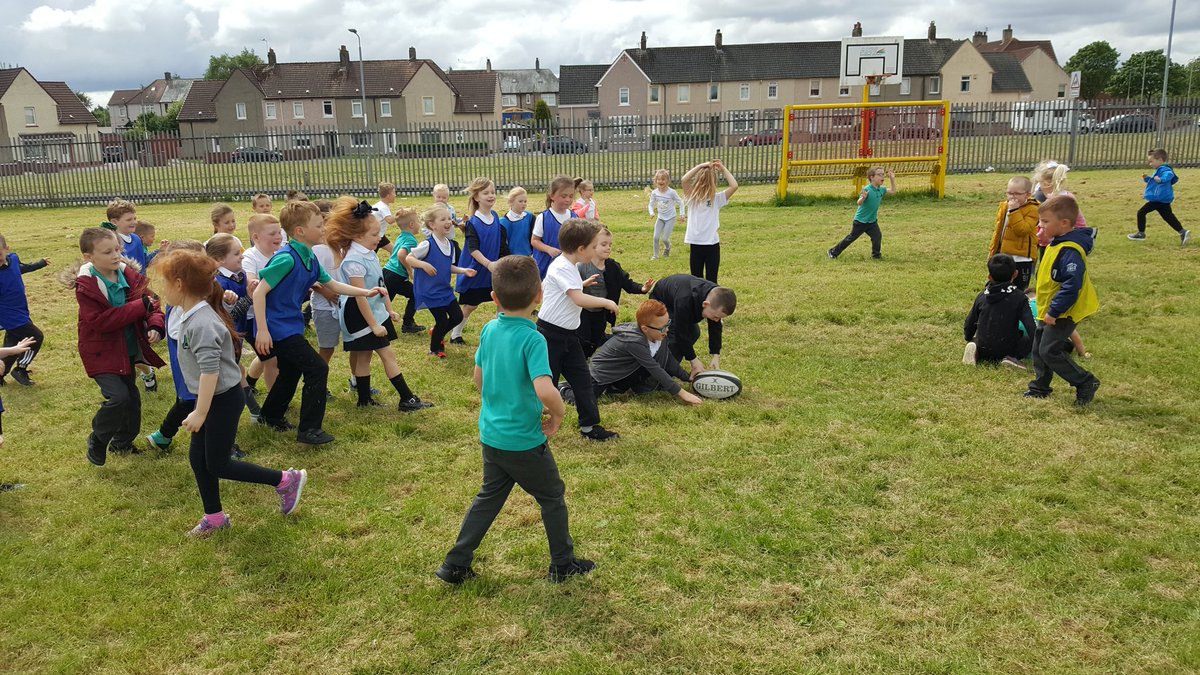 HuntersEco's tweet photo. Rugby with Darren from Dalziel 🏈🏈🏈 #healthweek @LawmuirPS https://t.co/q69mGFEr1N