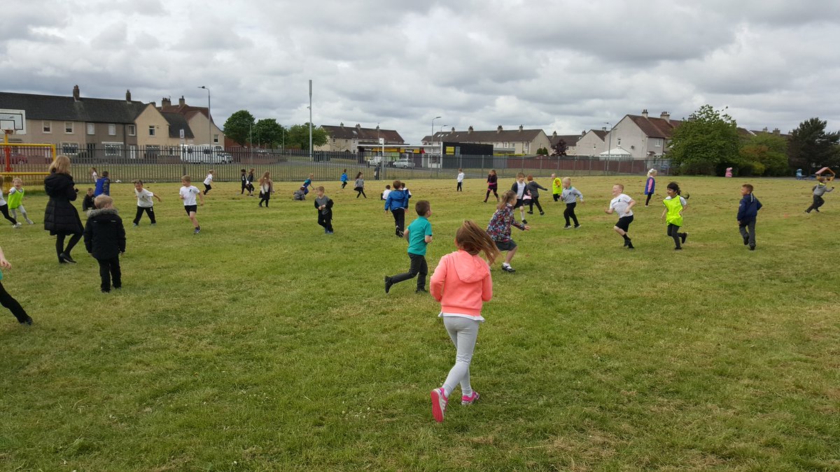 HuntersEco's tweet photo. Rugby with Darren from Dalziel 🏈🏈🏈 #healthweek @LawmuirPS https://t.co/q69mGFEr1N