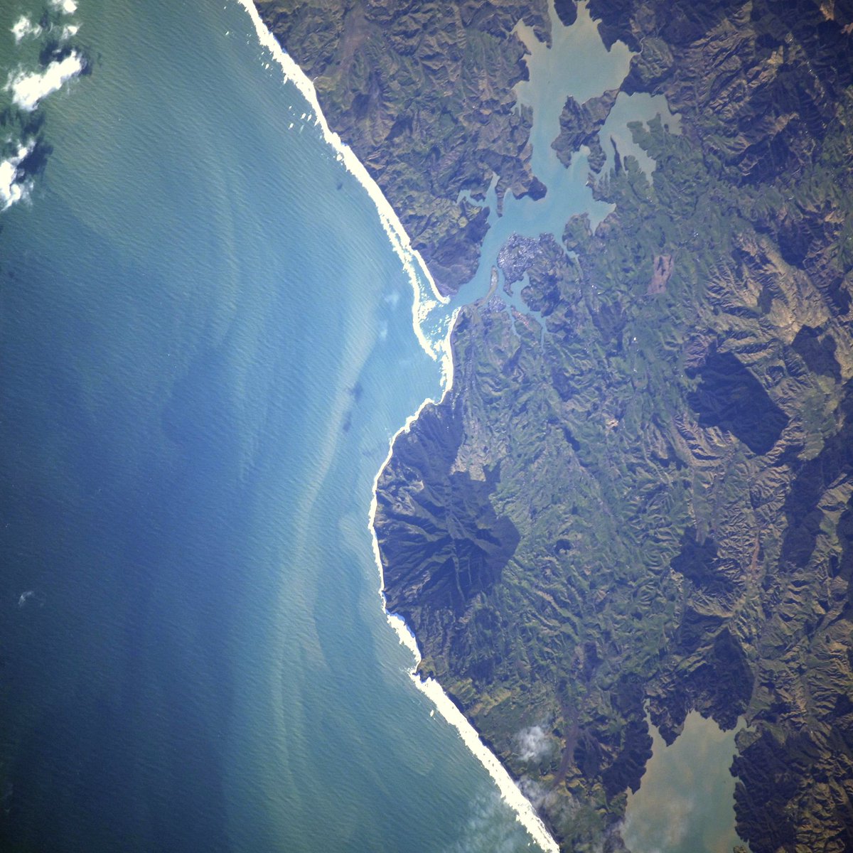 Lined up, even from the <a href="/Space_Station/">International Space Station</a>. Watching the sets wrap in over Raglan Bay, New Zealand. #SwellFromSpace