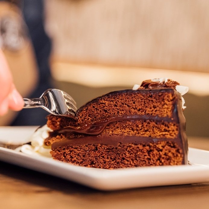 En el templo de la carne sabemos que hasta los más carnívoros tienen debilidad por el dulce, sobre todo si se trata de chocolate 🍫🤤. Menciona a ese amigo que por mucho que coma siempre se deja un hueco para el postre 😏.
.
.
.
#MeatingPoint #LetsMeat  #SteakeBurger #Madrid