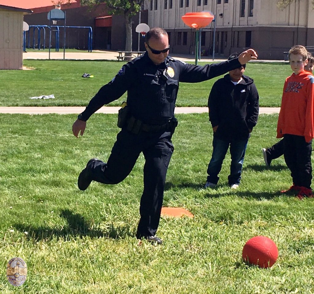 NampaPolice1's tweet photo. Thankfully this “Kick Ball With A Cop” game took place before #Spring took a wet turn. The students earned the opportunity to play by being recognized for positive behavior. 
#FunAtWork #Teamwork #MondayMotivation #MakingADifference #BePositive #BeKind #Kickball #7Spring #NPDSRO https://t.co/Y7LMxh2rJq