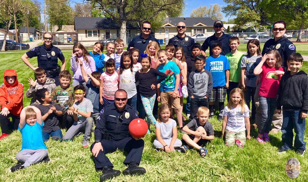 NampaPolice1's tweet photo. Thankfully this “Kick Ball With A Cop” game took place before #Spring took a wet turn. The students earned the opportunity to play by being recognized for positive behavior. 
#FunAtWork #Teamwork #MondayMotivation #MakingADifference #BePositive #BeKind #Kickball #7Spring #NPDSRO https://t.co/Y7LMxh2rJq