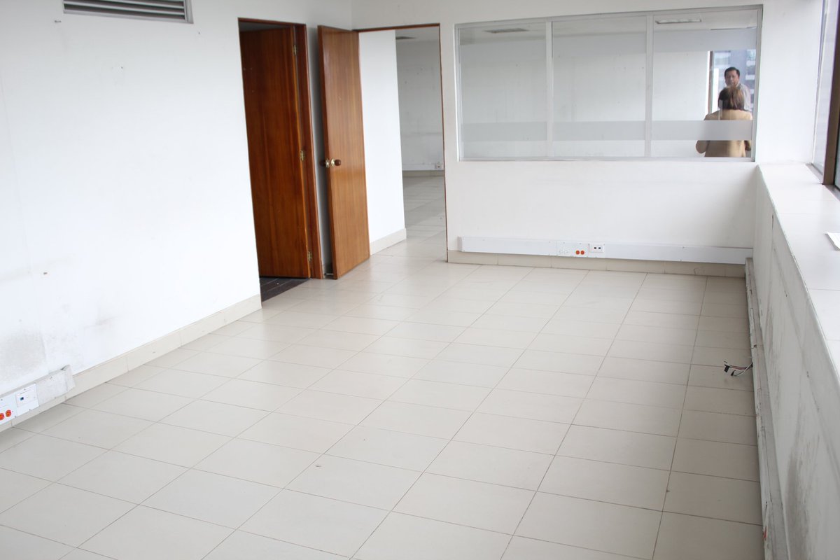 Se vende oficina en edificio frente al Parque Nacional. Piso décimo. Área 236 m2. Área privada. Dos áreas abiertas. Dos baños. Cuatro parqueaderos. Precio $800.000.000 negociables.