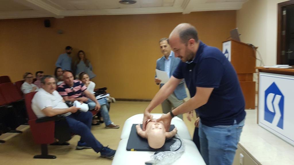 PediatraLaSalud's tweet photo. Un gustazo el taller de RCP básica para padres y madres. Gracias a todos, ponente Dr picó @PicoSirvent, gracias familias y gracias Hospital Casa de Salud, Valencia #PediatriaLaSaludcontigo #RCPbasica #Pediatria #FormacionSalud #PediatriaLaSaludavanza #TallerparaPadres https://t.co/amfPtbcUFP