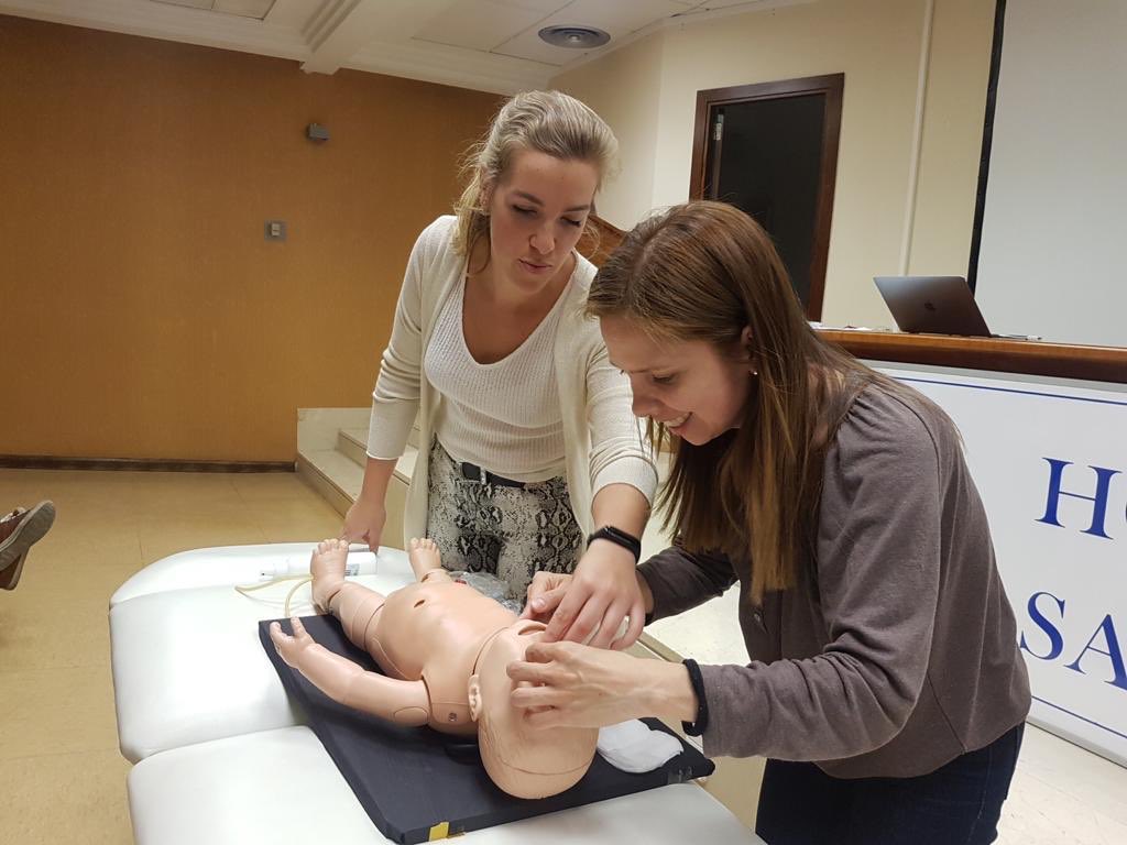 PediatraLaSalud's tweet photo. Un gustazo el taller de RCP básica para padres y madres. Gracias a todos, ponente Dr picó @PicoSirvent, gracias familias y gracias Hospital Casa de Salud, Valencia #PediatriaLaSaludcontigo #RCPbasica #Pediatria #FormacionSalud #PediatriaLaSaludavanza #TallerparaPadres https://t.co/amfPtbcUFP