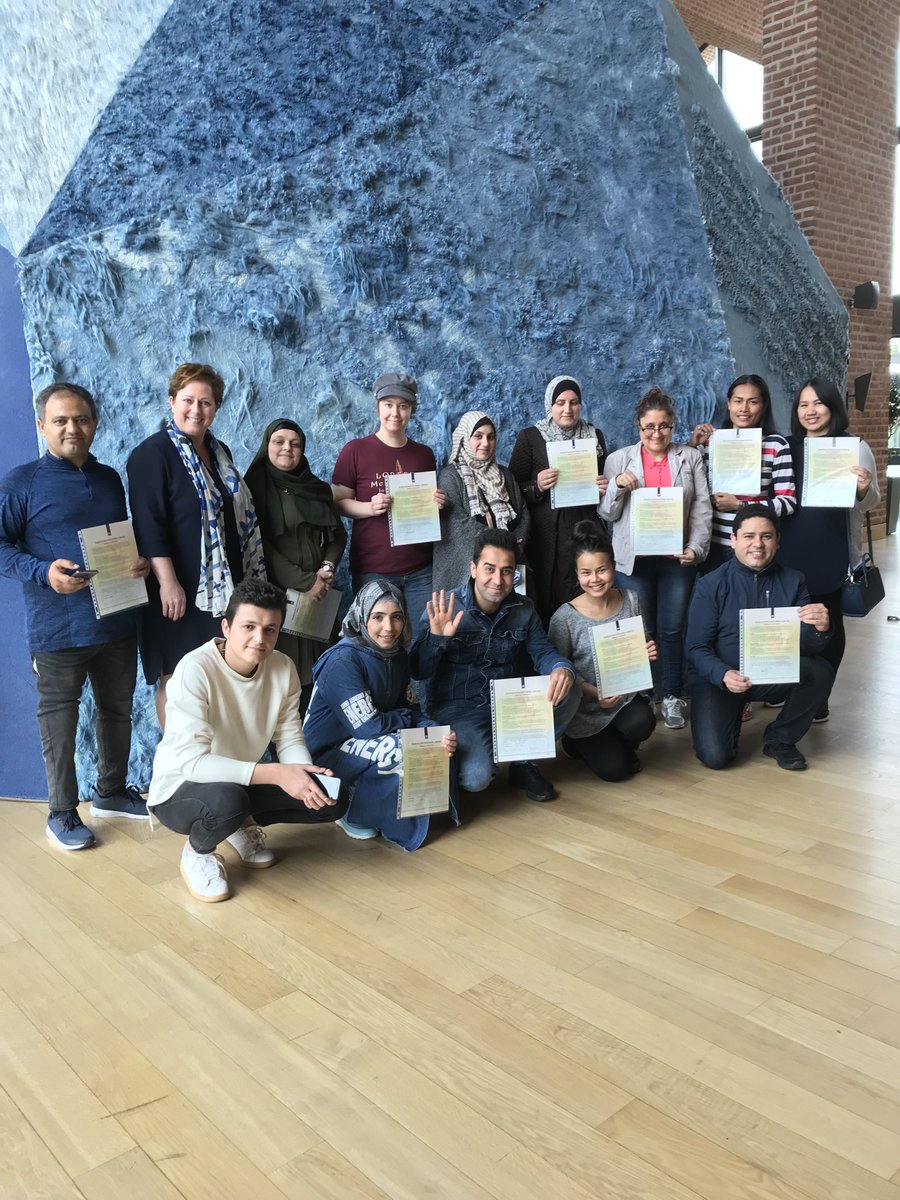 HELLENDOORNnl's tweet image. Een #speciaal moment! Vanmiddag heeft wethouder @Margreet_Overm 15 participatieverklaringen uit mogen reiken. Door de participatieverklaring te ondertekenen verklaren de deelnemers dat ze actief mee willen doen in de Nederlandse samenleving.