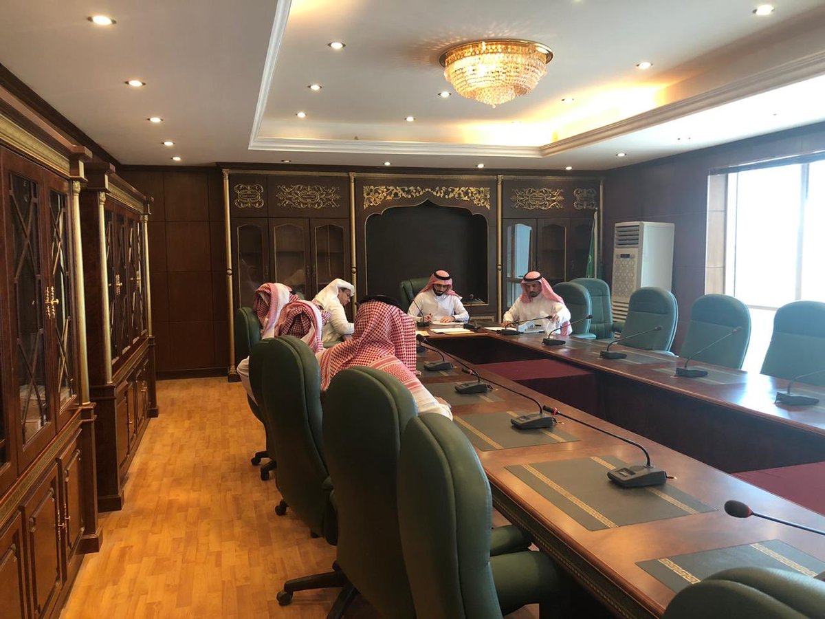 بحضور رئيس #بلدية_محافظة_رفحاء 
أجتمعت اليوم لجنة فتح المظاريف 
بـ #بلدية_محافظة_رفحاء 
حيث تم فتح مظاريف مزايدة الأراضي 
البلدية المعلنة عنها سابقاً في منافسة عامة.