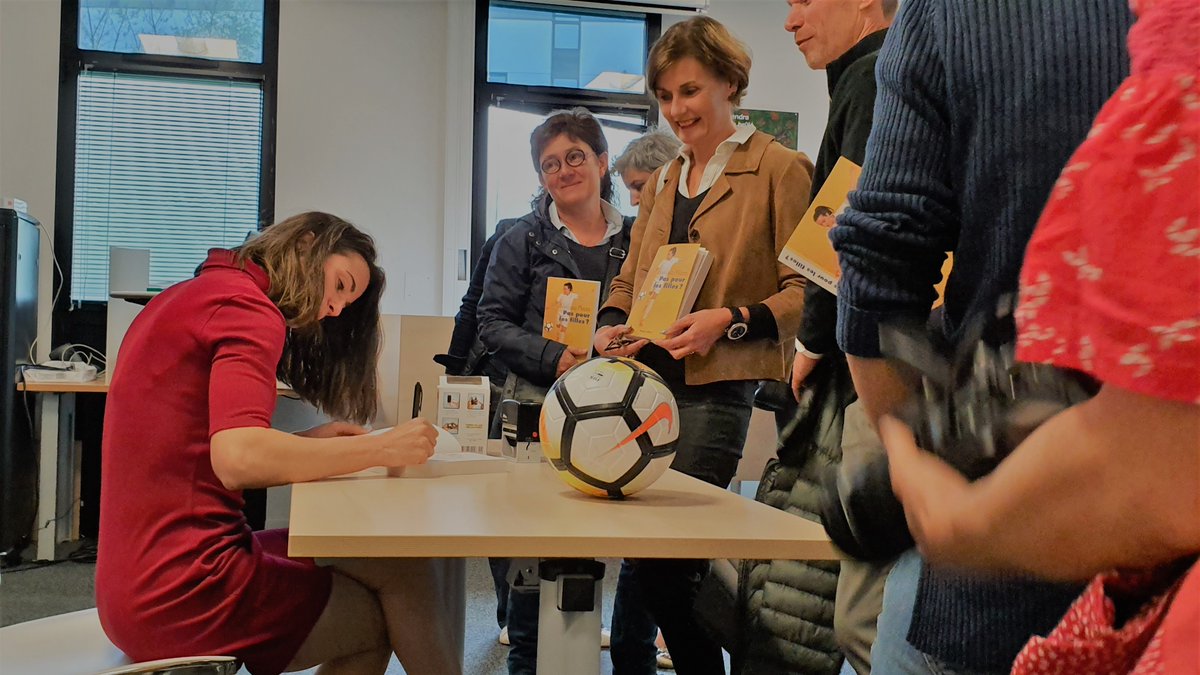 Pierre_Charp's tweet photo. A l'occasion de la sortie de son livre #PasPourLesFilles @melissa_plaza nous parle développement personnel et féminisme :
"Osez l'audace" https://t.co/eSVJjKSYdb