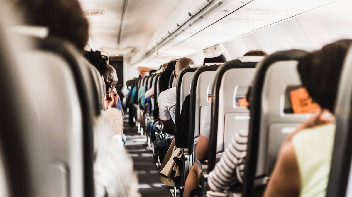 lifehacker's tweet photo. Why you should always buy airfare with a credit card https://t.co/jANGTVd5m4 https://t.co/fVAd8MZNOX