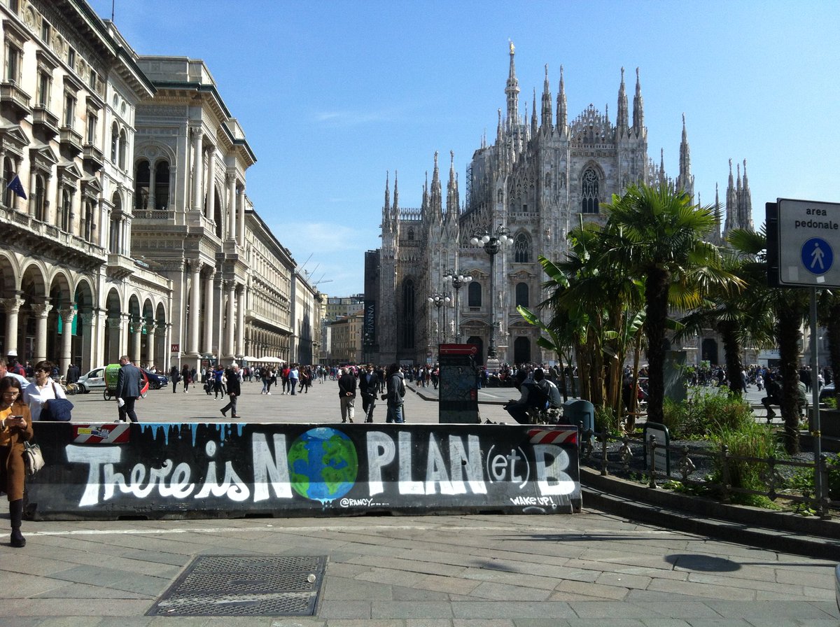 SlowTown_MI's tweet photo. #emergenzaclimatica #milano #thereisnoplanetB https://t.co/6bIYYzRm8o