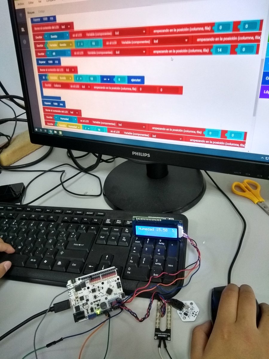 MCasermeir's tweet photo. Hoy los alumnos de @Lorca_LAB programando la pantalla LCD con la información de nuestros sensores. https://t.co/2MbafQzTrX