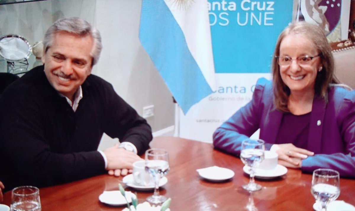 aliciakirchner's tweet photo. Recibimos a @alferdez en la Casa de Gobierno de todos los santacruceños y santacruceñas. Nos acompañaron integrantes del Gabinete provincial. Hoy, el precandidato a Presidente de la Nación, compartirá con nosotros/as una jornada intensa de actividades. #SantaCruzNosUne https://t.co/OOVW8pMazg