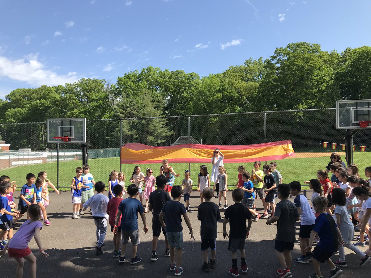 TenaflySmith's tweet photo. Hola from Smith School’s International Day. Thank you to all of our parent volunteers for bringing Spain to our school! https://t.co/b5QnTmbWfu