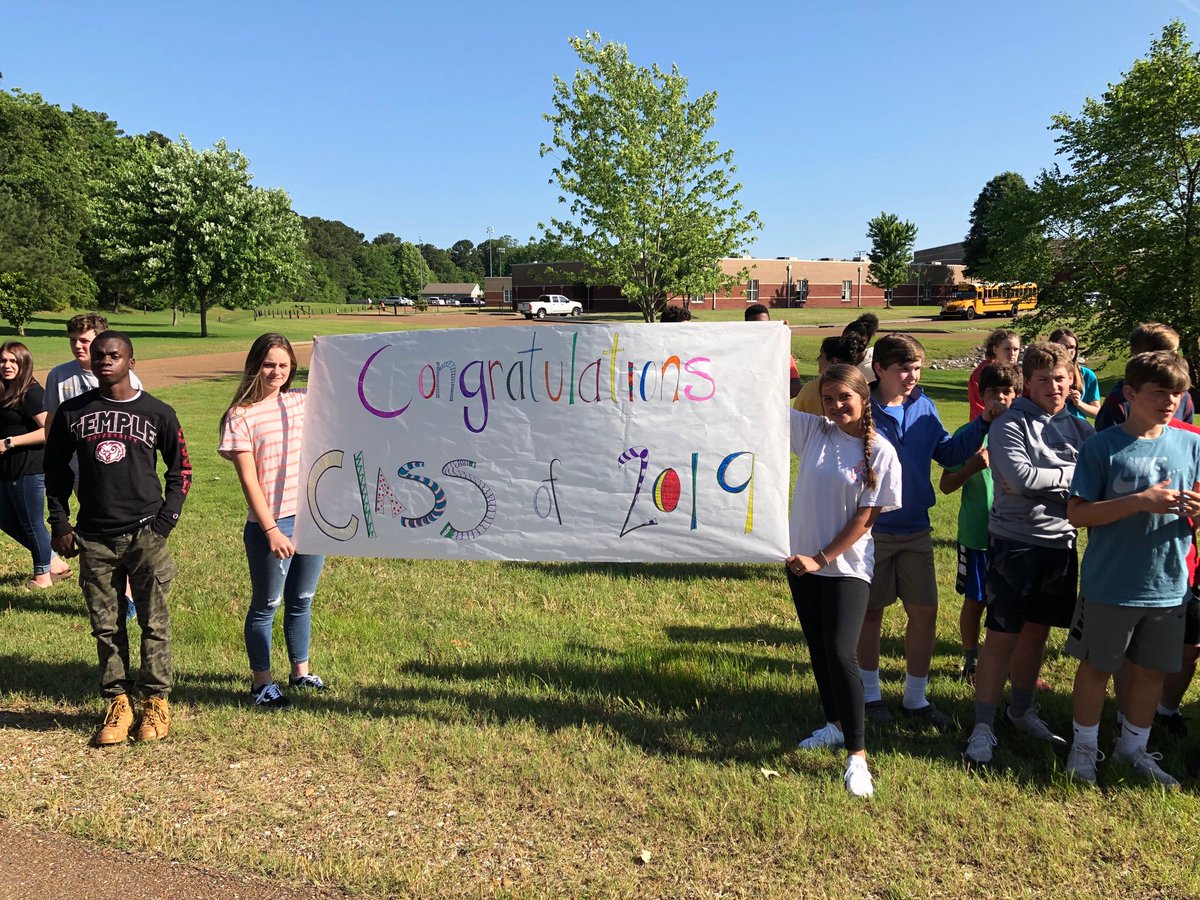 _duanecase's tweet photo. What a pleasant surprise. HMS students congratulating our graduates as they head to HES. https://t.co/PZhDdSyhch