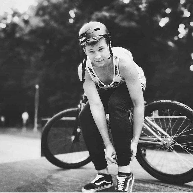 Grzanqa's tweet photo. #old #photo #ass #fat #and #fit #vans #polish #boy #mtb #bmx #bike #oldtimes #luj #olej #kokos #pic https://t.co/TQ6vJPZ2x3 https://t.co/bVnjm2QSTh