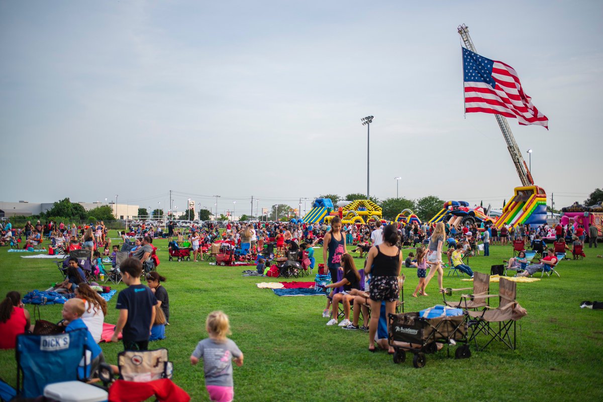 Do you sell cool, unique items that event goers can’t find anywhere else? Then the #LeagueCityParksandRecreation is looking for you to help make their Fireworks Extravaganza even bigger and better! For more info contact Kenny.walsh@leaguecitytx.gov. #craftvendors #artsandcrafts