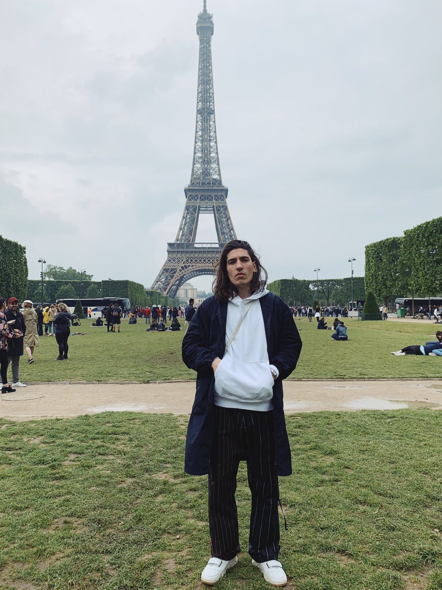 HectorBellerin's tweet photo. Your tourist pics vs my tourist pics🥴 https://t.co/s13uFpU3Dt