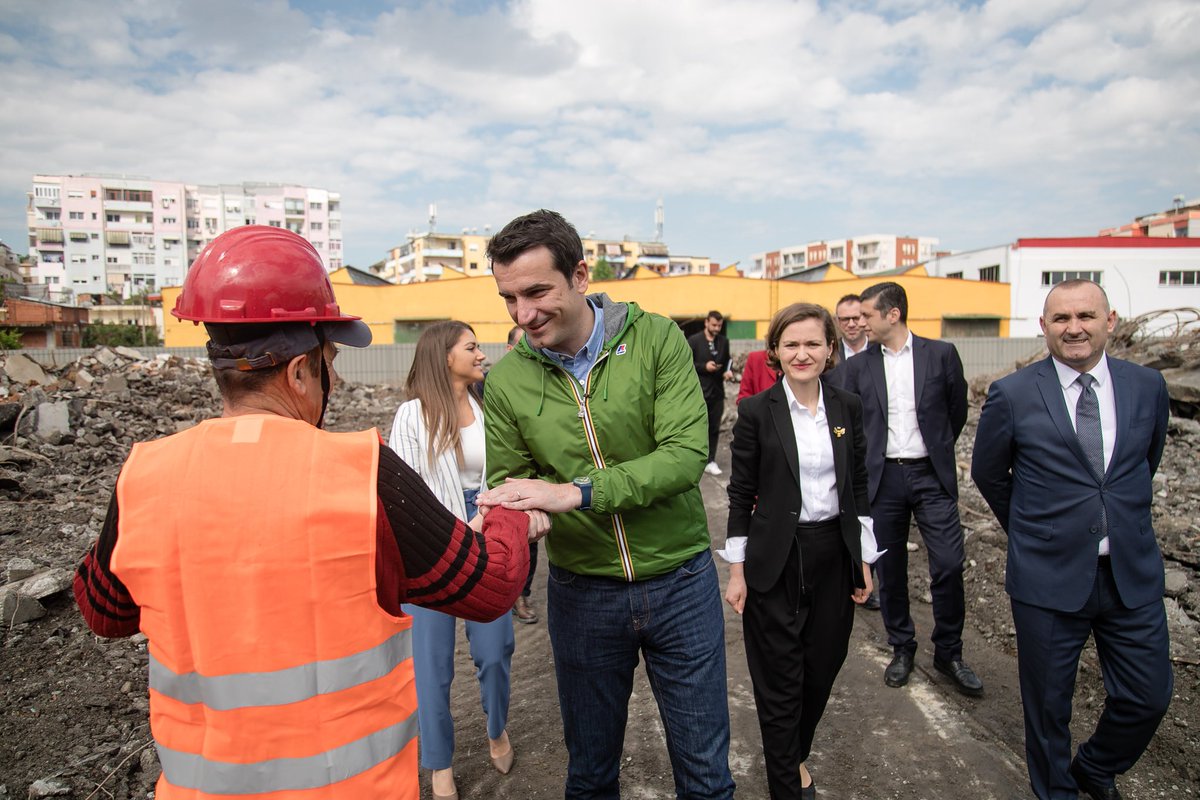 erionveliaj's tweet photo. Nisi ndertimi i shkolles Kristo Frasheri 🏬

Me Min. @besa_shahini, Dep. @ulsiu  dhe koleget ne nisjen e punimeve! Nuk ka gezim me te madh ne kete fund mandati se shkollat e reja qe eleminojne turnin e dyte! 👫🎒📚

Ne #30Qershor vendosim per t'i dhene TR edhe 4 vite progres 🗳🌹 https://t.co/ngia1rnPd7