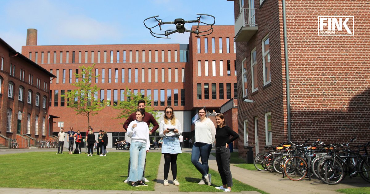 Flugstunden auf dem Campus Finkenau mit <a href="/HerrReinecke/">Thomas Reinecke</a>. Diese Woche dreht sich bei uns alles um #Drohnenjournalismus. @HAW_Hamburg