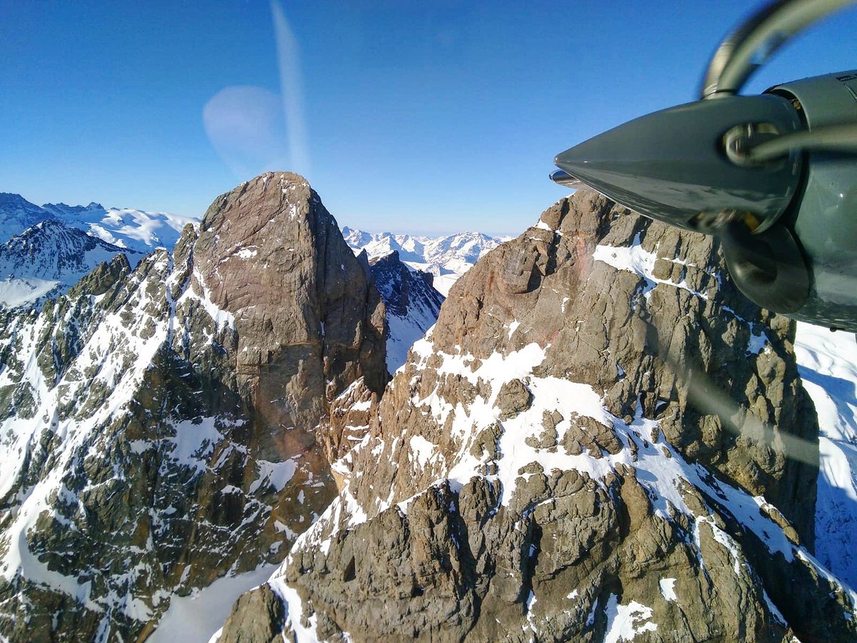 AlpineAirlines's tweet photo. Petit tour au dessus des Aiguilles d’Arves, alpes françaises. 🇫🇷🌄  Flight above the « Aiguilles d’Arves », French alps. 🇫🇷🌄 #alpineairlines #flight #aircraft #frenchalps #courchevel https://t.co/MW0E6aYRNn