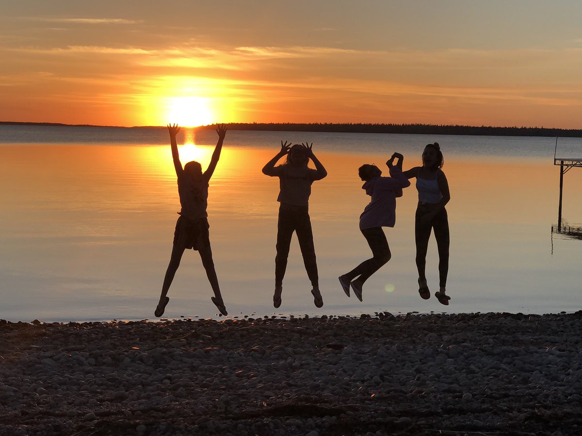 MommyMermaid_'s tweet photo. Beautiful evening last night! Good friends, good food and good times. #MayLong2019 #SunsetBay @BestRachelle1 @881411 @JonJaekel @goeastofYEG @LacLaBicheCo Photo creds to @MommyMermaid_ https://t.co/Fukm5UVHcO