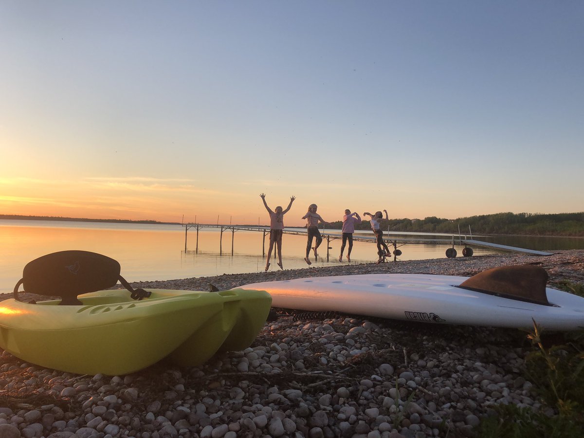 MommyMermaid_'s tweet photo. Beautiful evening last night! Good friends, good food and good times. #MayLong2019 #SunsetBay @BestRachelle1 @881411 @JonJaekel @goeastofYEG @LacLaBicheCo Photo creds to @MommyMermaid_ https://t.co/Fukm5UVHcO