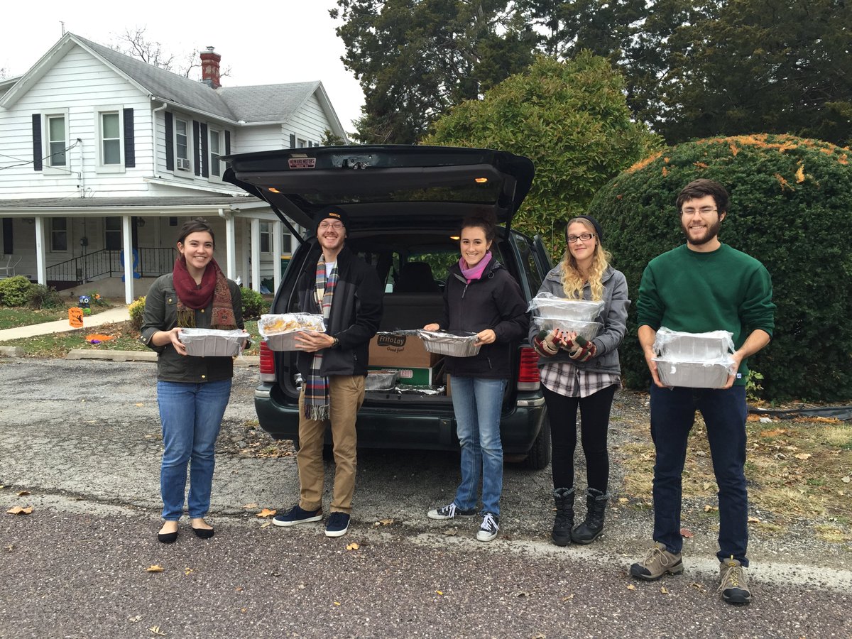 FoodRecovery's tweet photo. Two chapters are hosting Move Out For Hunger events this week! @ud_frn (@UDelaware) & @Knox_CollegeFRN (@KnoxCollege1837) will collect non-perishable food as students move out of their dorms for the summer. Thank you @MoveForHunger #MoveOutForHunger https://t.co/wQniEu7f8x https://t.co/sDagtM9Q4N
