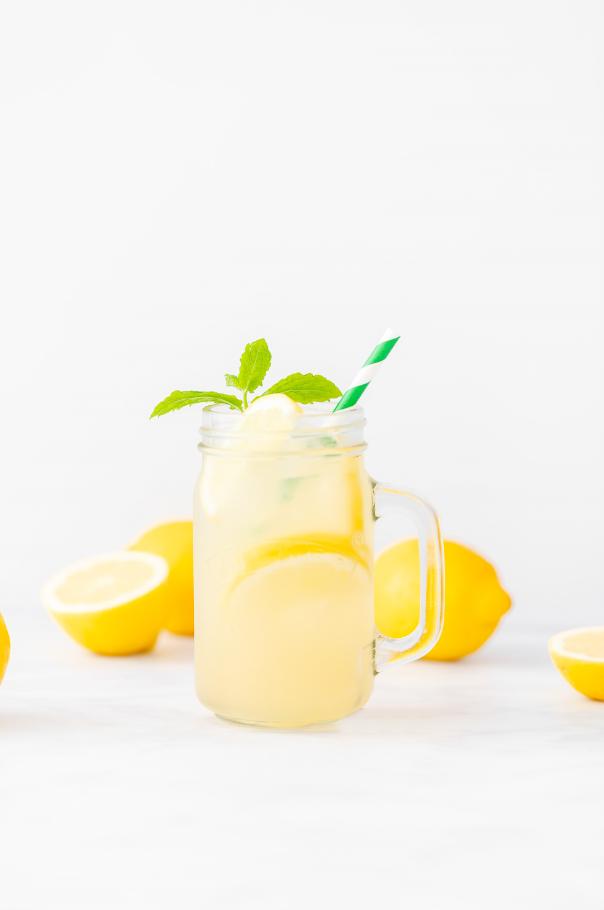 SimpleeAloe's tweet image. How cute are these?! Homemade lemonade jars to spice up your Wednesday 😝💛🍋 #AloeEveryday