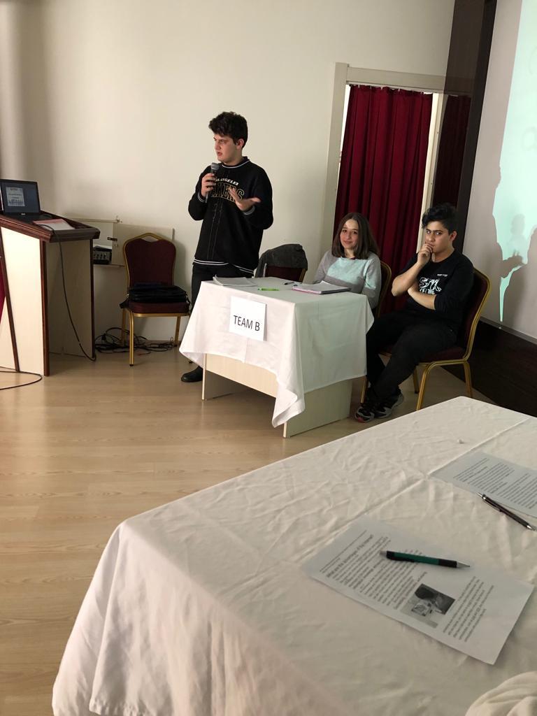 İngilizce Münazara etkinliğini gerçekleştirdik."İnternet faydalıdır." ve"İnternet zararlıdır."tezlerinin savunulduğu etkinlikte, öğrencilerimiz hem İngilizceyi akıcı bir şekilde kullandılar, tezlerini ispatlamak  için video ve örneklerle arkadaşlarına çeşitli bilgiler verdiler.