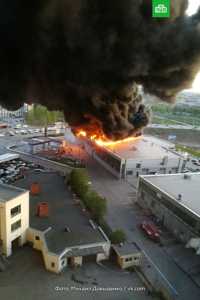 В каком году сгорел тц. Пожар в Кемерово. Горит ТЦ В Кемерово. Пожар в Кемерово сейчас 1 час. Горящее здание в Кемерово.