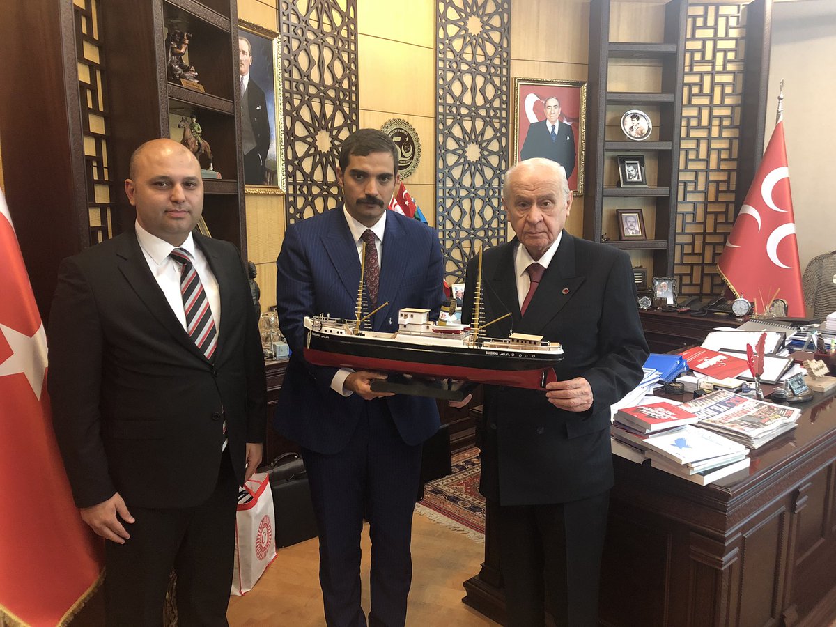 I. Uluslararası Gençlik Kongremizin Sonuç Bildirgesini ve 100 yıl önce Türk milletinin istiklâl umudunu Samsun'a taşıyan Bandırma Vapuru'nun maketini Bilge Liderimiz Sayın Devlet Bahçeli’ye arz ettik.