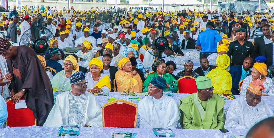 Today, Governor of the @StateofOsun Mr <a href="/GboyegaOyetola/">Adegboyega Oyetola</a>  , his wife Alhaja Kafayat Oyetola  attends the 8th days fidau prayer of late Oba Muftaudeen Olatunji Hamzat, Father of Lagos State Deputy Governor Elect. Dr. <a href="/FemiHamzat/">Obafemi Hamzat</a> at  LTV, Lagos State.  On Monday 20th May,  2019.