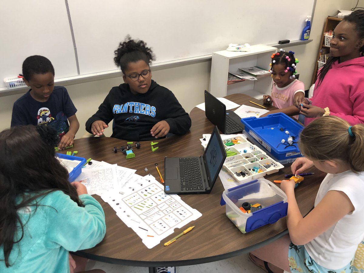 sarahlaseiler's tweet image. Mrs. Nash’s 4th grade class practiced their engineering skills while creating animals using @LEGO_Education WeDo kits. #STEMed #mcsSTEM #LEGO @MCSDigital @DaleBuie @SPEMediaCenter @SPES_Counselor @31awt