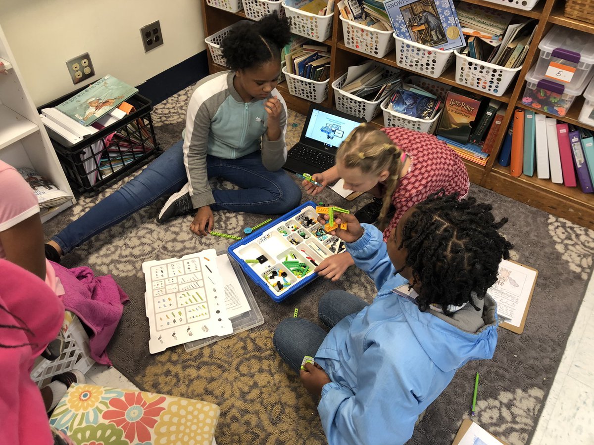 sarahlaseiler's tweet image. Mrs. Nash’s 4th grade class practiced their engineering skills while creating animals using @LEGO_Education WeDo kits. #STEMed #mcsSTEM #LEGO @MCSDigital @DaleBuie @SPEMediaCenter @SPES_Counselor @31awt