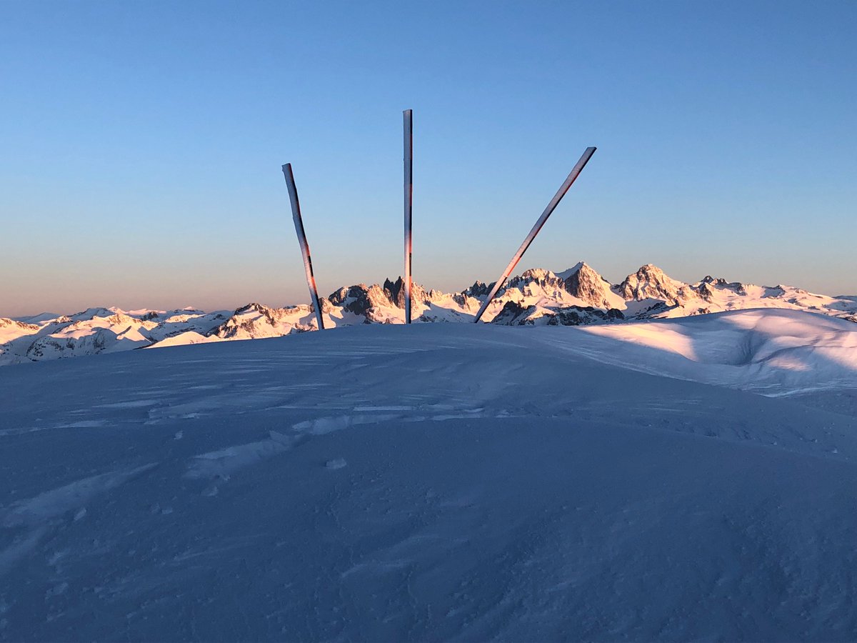 MammothMountain's tweet photo. Before, during, and after. A progression of digging out the summit sign in MAY! https://t.co/zufLYkrHum