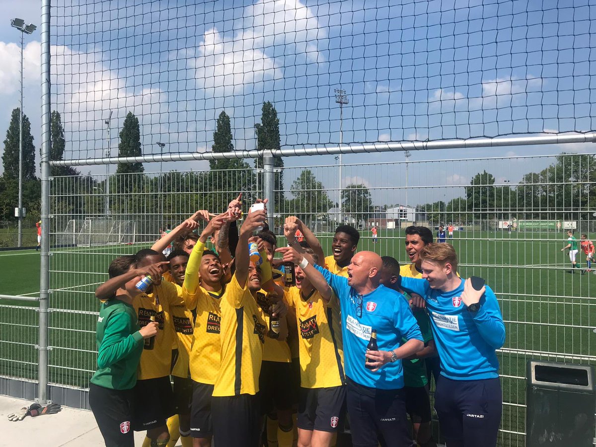 🎉| JO17 KAMPIOEN!! Afgelopen zaterdag werd MVV met 4-2 verslagen en door de misstap van Roda JC zijn de Schapekoppen niet meer in te halen. Wij feliciteren de jongens van harte met deze mooie prestatie! 🐑💚 #SAMENDORDT #FCDordrecht