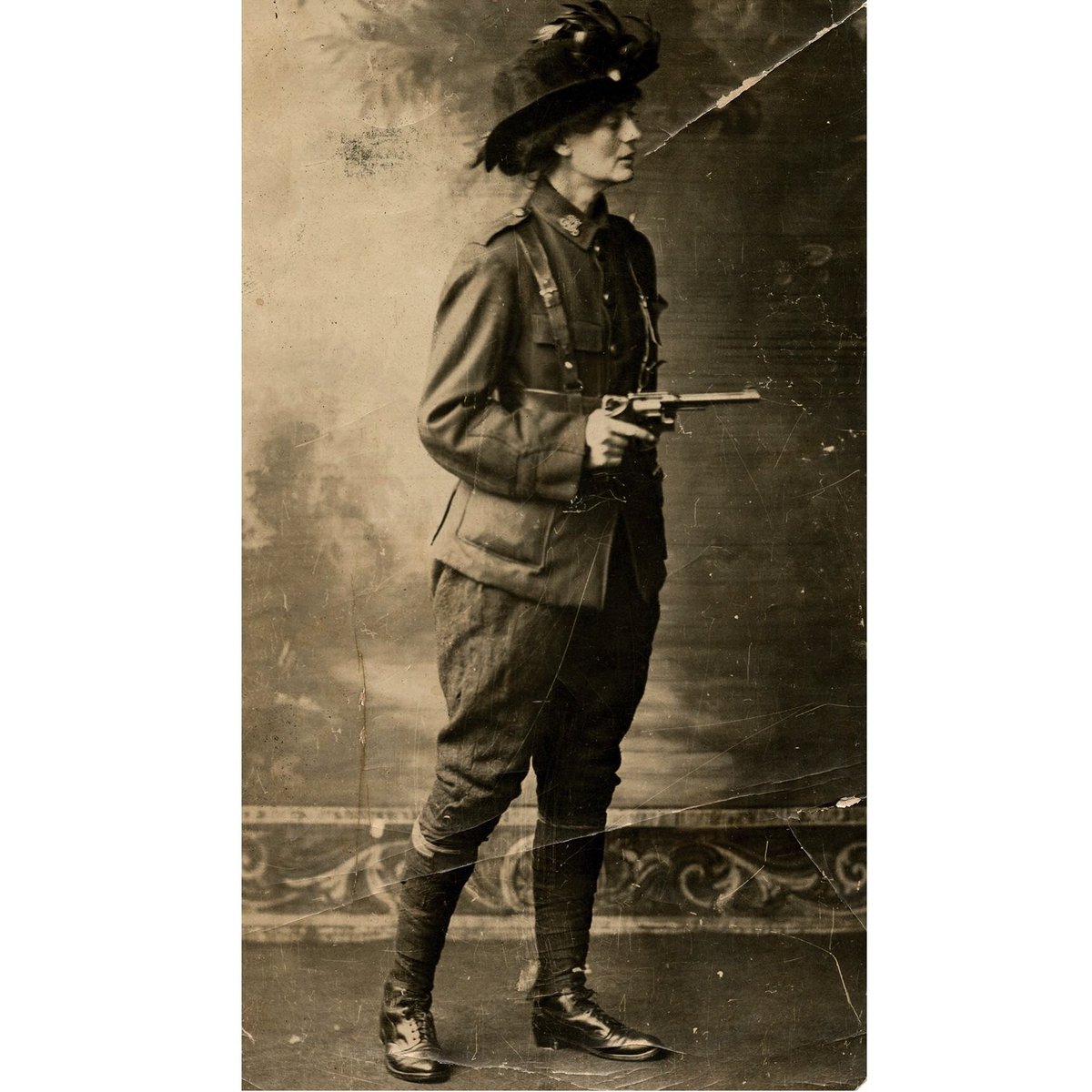 This is the astounding Constance Markiewicz, Irish freedom fighter. Born into an Anglo-Irish aristocratic family, she married a Polish count but spurned life as a socialite and fought for the independence of Ireland.  #britishempire  #anticolonial  #resistance  #ireland  #markiewicz